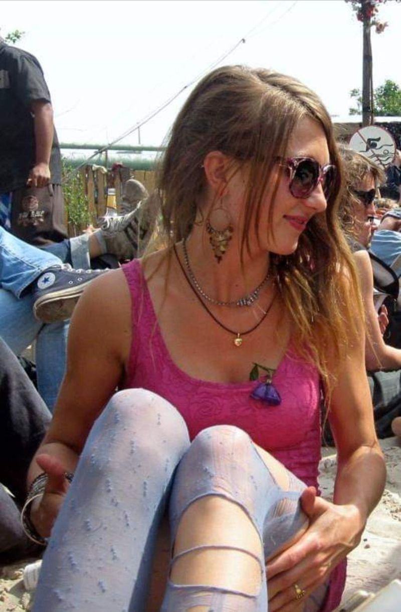 Alina in pinkem Spitzentop, hellblauer zerrissener Strumpfhose und Statement-Ohrringen