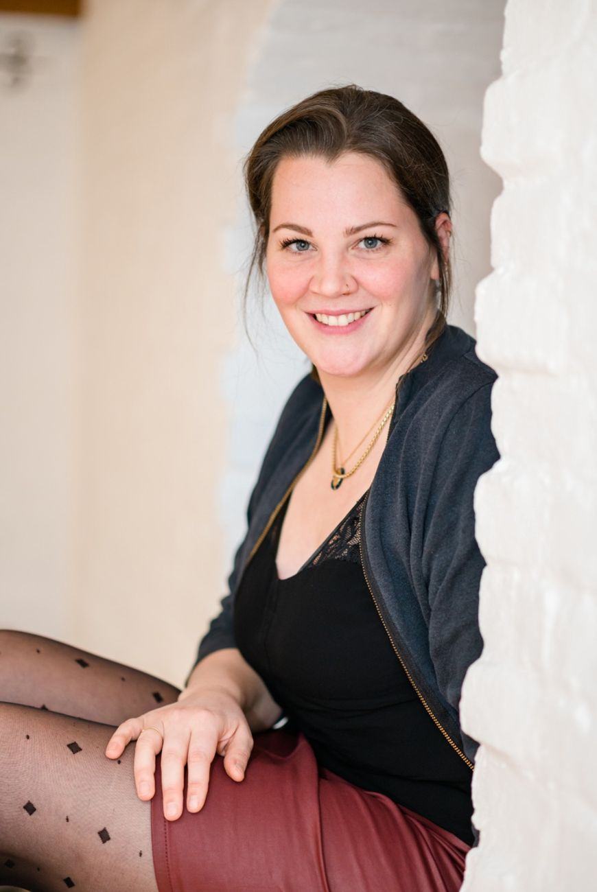 Jana auf ihrem alten Shooting in grauer Strickjacke und schwarzem Top